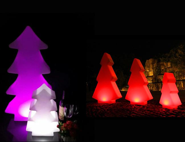 Пластиковое дерево сформировало батарею лампы пола СИД использующую энергию для украшения рождества на открытом воздухе